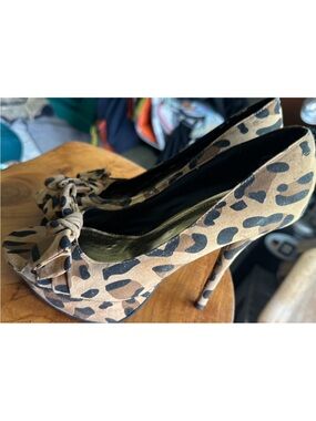 Fusion Leopard Print Bow Pointed-Toe Pumps in Tan and Black